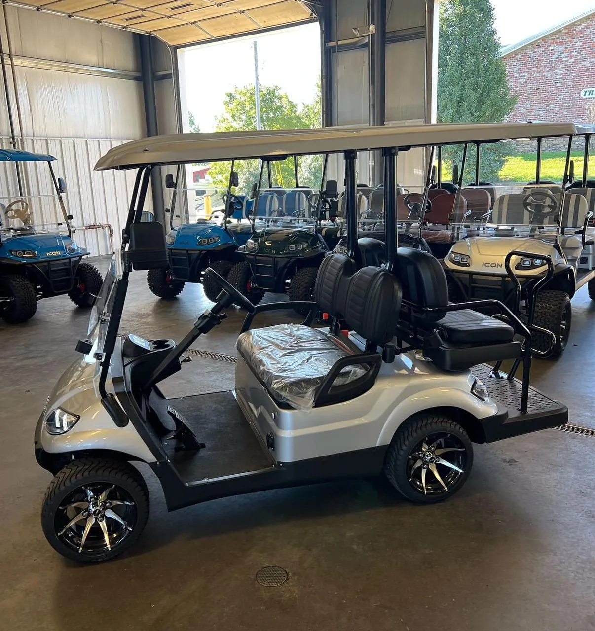 2022 ICON i40 Electric Golf Cart!